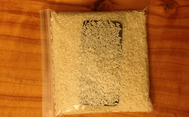 iPhoneを米の中で乾燥
